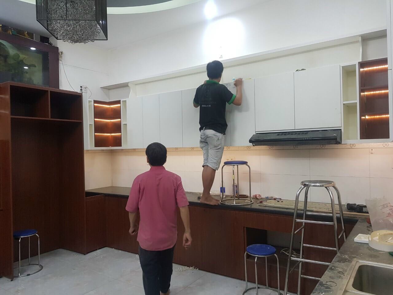 Hình ảnh thực tế anh thợ đang thi công nội thất tủ bếp nhà phố đẹp